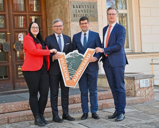 (v.l.n.r.:) Vizebürgermeisterin Sarah Katholnig
(Naturparkreferentin Stadt Villach), Bundesminister Dr. Magnus
Brunner (Bundesministerium für Finanzen), Landeshauptmann-Stv.
Martin Gruber (Beteiligungsreferent Land Kärnten) und Dr. Johannes
Hörl (Geschäftsführer Villacher Alpenstraßen GmbH)