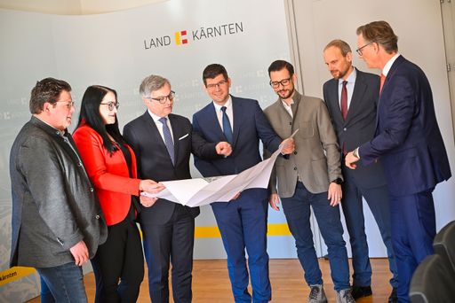 Vorschau Bild von (v.l.n.r.:) Stadtrat Christian Pober
(Tourismusreferent, Stadt Villach), Vizebürgermeisterin Sarah
Katholnig (Naturparkreferentin Stadt Villach), Bundesminister Dr.
Magnus Brunner (Bundesministerium für Finanzen),
Landeshauptmann-Stv. Martin Gruber (Beteiligungsreferent Land
Kärnten), Landesrat Mag. Sebastian Schuschnig (Tourismusreferent
Land Kärnten), Mag. Martin Payer (Vorstand Kärntner
Beteiligungsverwaltung) und Dr. Johannes Hörl (Geschäftsführer
Villacher Alpenstraßen GmbH)