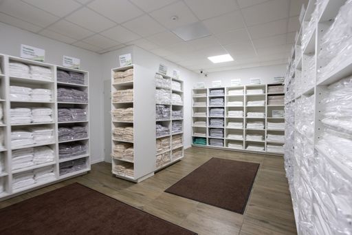 Vorschau Bild von In dem hellen und freundlichen Wäscheraum befindet
sich ein großes Sortiment an hygienisch verpackten Bettwäsche- und
Frotteeartikeln.