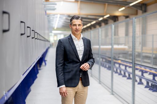 Vorschau Bild von Portrait des LAUFEN Austria Vorstandes Christian
Schäfer neben dem neuen elektrischen Tunnelofen im Werk in Gmunden,
OÖ.
