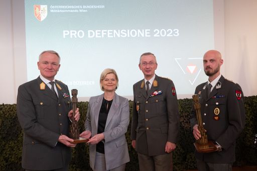 FBM Tanner bei der Verleihung Pro Defensione 2023
an Brigadier Birkner, Militärkommandant von Wien Brigadier Kurt
Wagner und Pro Defensione Junior Preisträger Constantin Nißl