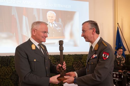 Vorschau Bild von Der Militärkommandant von Wien Brigadier Kurt
Wagner übergibt den Preis an Brigadier Udo Birkner