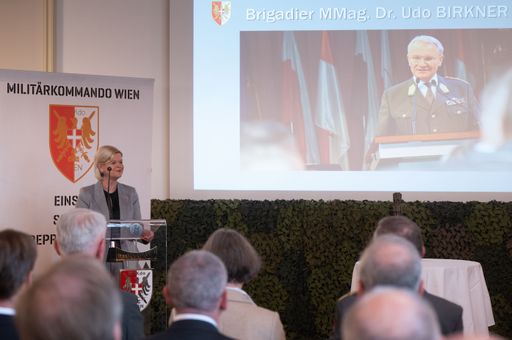 Vorschau Bild von Verteidigungsministerin Klaudia Tanner bei ihrer
Laudatio für Brigadier Udo Birkner
