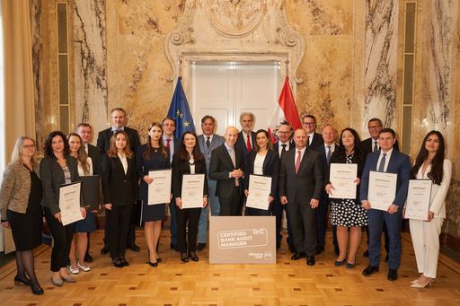  Certified Bank Audit Manager (CBAM) - die vom vom
Verband der dezentralen Bankprüferverbände Österreichs initiierte
Ausbildung hebt den Qualitätsmaßstab für Bankenprüfungen an. Die
Verleihung der Zertifikate an die Absolvent:innen erfolgte durch
Wirtschaftsminister Martin Kocher.
