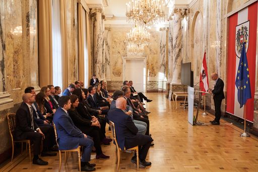 Vorschau Bild von Österreichs dezentrale Bankensektoren setzen neuen
Prüfstandard für Qualität und Sicherheit: Der Verband der
dezentralen Bankprüferverbände Österreichs optimiert die Ausbildung
für Bankenprüfung. Die Verleihung der Zertifikate an die
Absolvent:innen der Ausbildung CBAM (Certified Bank Audit Manager)
erfolgte durch Bundesminister Martin Kocher.