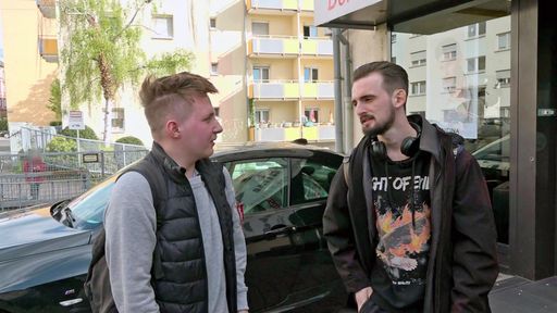 Jonas (li.) will seinem Kumpel Jerrick bei der Jobsuche helfen. /
Weiterer Text über ots und www.presseportal.de/nr/6605 / Die
Verwendung dieses Bildes für redaktionelle Zwecke ist unter
Beachtung aller mitgeteilten Nutzungsbedingungen zulässig und dann
auch honorarfrei. Veröffentlichung ausschließlich mit
Bildrechte-Hinweis.