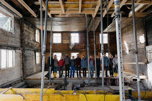 Vorschau Bild von Studierende des Masterlehrgangs BASEhabitat an der
Kunstuniversität Linz adaptieren alte Bausubstanz für die Gegenwart.