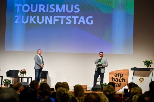  Im Congress Centrum Alpbach stellten Obmann Frank
Kostner und Geschäftsführer Markus Kofler innovative Ansätze für
Nachhaltigkeit und KI im Tourismus.