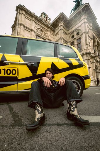 Bibiza, 6fach für die Amadeus Awards nominiert, vor
einem Taxi von Taxi 40100
