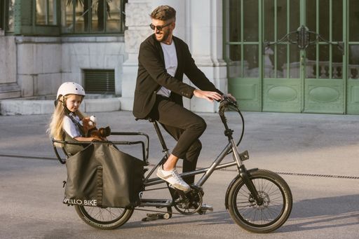 Vorschau Bild von BILD im OTS - Vater und Kind fahren das VELLO SUB Titan E-Cargo
Bike in der Wiener Innenstadt.