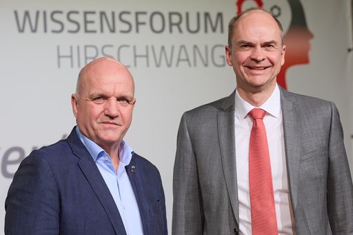 © photonews.at/Georges Schneider - Hirschwang an
der Rax (NÖ) 19.03.2024 - Heute fand im Parkhotel Hirschwang das AK
NÖ WISSENSFORUM HIRSCHWANG 2024 statt. AK und ÖGB NÖ entschlossen
sich 2019, in Zusammenarbeit mit einem externen
interdiszi-..plinären Wissenschaftsbeirat ein strategisches Konzept
zur Zukunft der Gesellschaftsgruppe der Arbeitnehmer:innen zu
entwickeln. Daraus entstand das Memorandum 3V für Österreich, das
2021 vorgestellt wurde. 2024 haben sich AK und ÖGB NÖ entschlossen,
das Wissensforum Hirschwang zu gründen, um wichtigen gesellschafts-
und interessenspolitischen Themen einen Rahmen zu geben. PHOTO:
Markus Wieser, AK NÖ Präsident und ÖGB NÖ Vorsitzender und Hubert
Gambs (R), stv. Gen.Dir. und KMU-Koordinator der
Generaldirektion..für den Internationalen Markt, Industrie,
Unternehmertum und KMUs in der Europäischen Kommission.