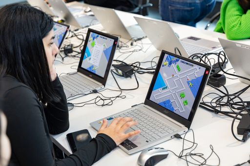 Eine Teilnehmerin an einer der acht Stationen der
Veranstaltung "Die Speditionskauffrau". Hier werden Logistikwege mit
einem Computerspiel vermittelt.