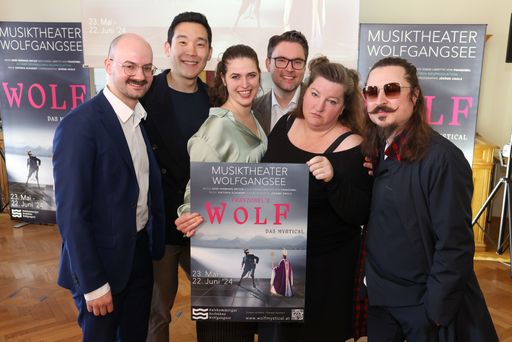 Der Dirigent, die Darsteller und der Komponist von
„Wolf ≈ Das Mystical“ v.l.n.r.: Christoph Huber, James Park, Bianca
Basler, Konstantin Zander, Anna Mateur, Gerd Hermann Ortler