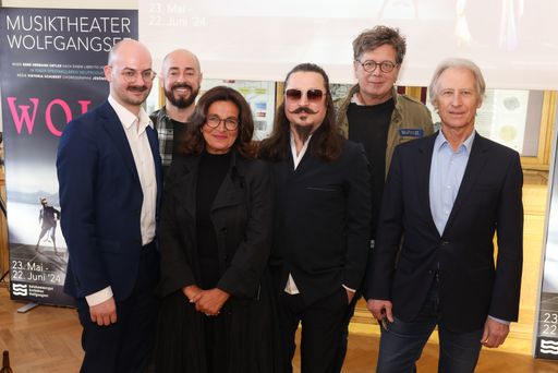 Vorschau Bild von Leading Team v.l.n.r.: Christoph Huber, Jerome
Knols, Viktoria Schubert, Gerd Hermann Ortler, Franzobel und Prof.
Eduard Neversal