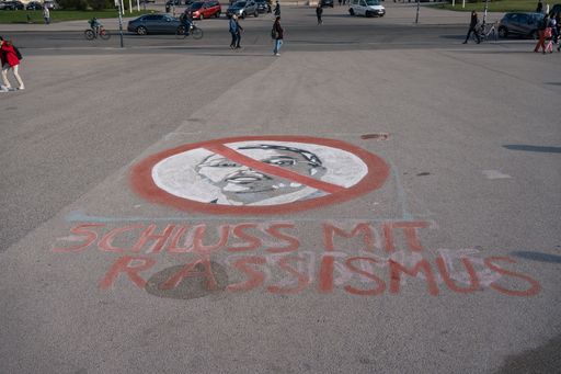 Große Kreideaktion der Sozialistischen Jugend gegen
Herbert Kickl und seine Politik am internationalen Tag gegen
Rassismus