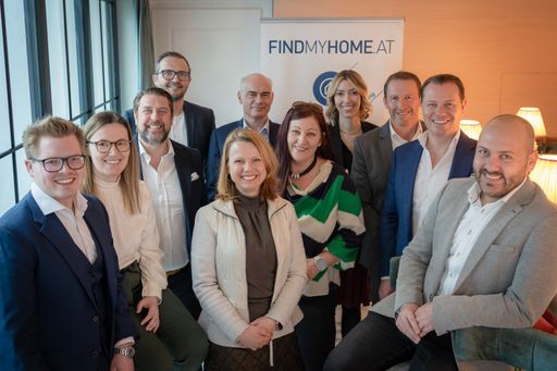 Die Preisträger der FINDMYHOME.AT-Awards 2024 (v.
li. n. re.): Luca Schelodetz (Adonia Immobilien) und Begleitung,
Bernd Gabel-Hlawa (Founder FINDMYHOME.AT), Björn Lipski (Glorit),
Ingrid Neugebauer (EHL), Stefan Messar (Glorit), Andrea Kiefmann
(Familienwohnbau), Karina Schunker (EHL), Karl-Heinz Zöhrer (Haring
Immobilien), Benedikt Gabriel (Founder FINDMYHOME.AT), Lukas
Sattlegger (Glorit)