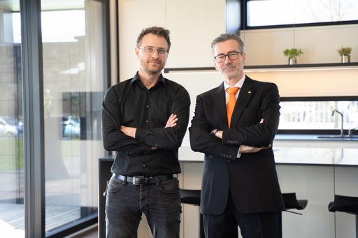 Vorschau Bild von Tobias Hüttl (Design Director der Porsche Lifestyle
Group) und Georg C. Niedersüß (Eigentümer GRIFFNER).
