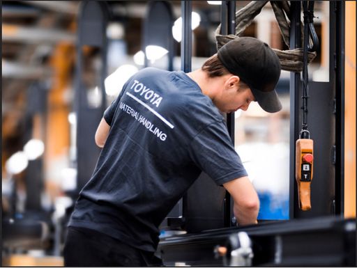 Vorschau Bild von Toyota Material Handling legt höchste Priorität auf
Sicherheit und sensibilisiert seine Belegschaft kontinuierlich durch
eigeninitiative Maßnahmen - der Erfolg: ein Jahr unfallfrei in einer
Branche in der etwa mit sieben bis zehn – teilweise sogar schweren -
Unfällen über ein Jahr zu rechnen ist.