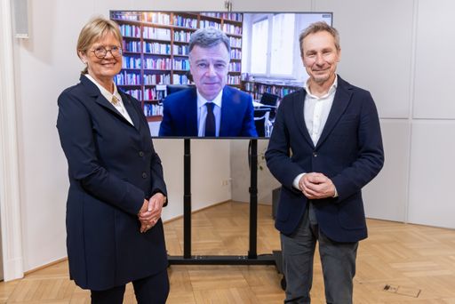 https://www.apa-fotoservice.at/galerie/36142 Im Bild v.l.n.r.:
Univ.-Prof.in Dr.in Regina Roller-Wirnsberger, Kongresspräsidentin;
Prof. Dr. Giovanni Maio, M.A. (Freiburg); Univ.-Prof. Dr. Bernhard
Iglseder, Präsident ÖGGG