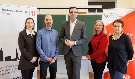  https://www.apa-fotoservice.at/galerie/36434 Bildungsdirektion
und Rechtsanwaltskammer Wien setzen die Erfolgskooperation „Gewalt &
Hass – Prävention an Schulen: die Rechtsanwaltschaft klärt auf!“
2024 fort.