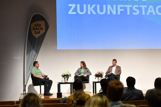  Auf dem Podium: Geschäftsführer Markus Kofler und
Marketingleiterin Petra Cosentino vom Alpbachtal Tourismus mit
Thomas Kahn, dem Geschäftsführer des Congress Centrum Alpbach.