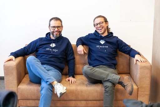  Michael Pambalk-Rieger, CEO TimeWarp (r.) und
Julian Rath, Founder und CEO von Semadox, nach dem Signing.