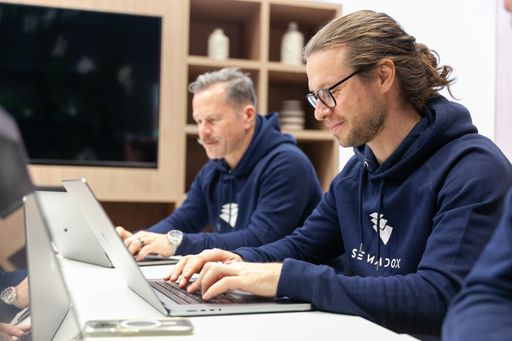 Vorschau Bild von Semadox-Founder Julian Rath mit Bernhard Lehner
(hinten).