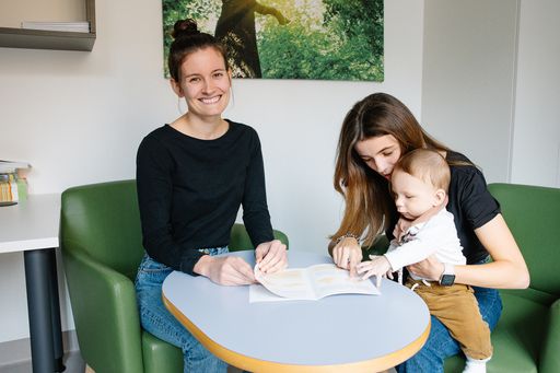  Elisabeth Bramauer, Hebamme bei YoungMum mit
Jungmama Denise.