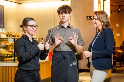 Vorschau Bild von Mit einer neuen österreichweiten TV-Kampagne, die
einen TV-Spot in Gebärdensprache umfasst, möchte der McDonald's
Österreich zur Bewusstseinsbildung beitragen und mehr Menschen mit
Behinderung ermutigen, sich für einen Job im Restaurant zu bewerben.