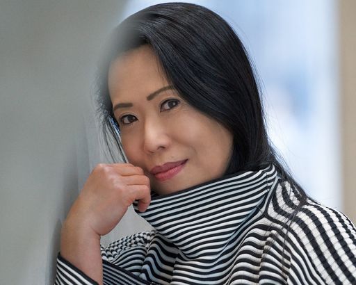 Vorschau Bild von 2013 präsentierte Maki Namekawa erstmals den gesamten Zyklus „The
Complete 20 Piano Etudes“ von Philip Glass unter Mitwirkung des
Komponisten beim International Arts Festival in Perth, Australien
und gastierte seither mit diesem Programm auf Welttourneen in
Europa, Nord- und Südamerika und in Asien. Im September 2018
vertiefte sie ihre enge Zusammenarbeit mit Philip Glass durch die
Uraufführung der Klavierfassung von Philip Glass’ »Mishima«, die sie
auch auf CD vorlegte und dafür den Pasticcio Preis von ORF erhielt.
Im 2019 fand im Rahmen des Klavier-Festivals Ruhr in der Zeche
Zollverein, Essen die Uraufführung von Philip Glass’ „Piano Sonata“
statt, einem Auftragswerk des Klavier-Festivals Ruhr, der
Philharmonie de Paris und der Ars Electronica Linz.