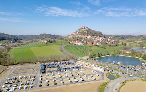  Ein Meilenstein wurde gesetzt: Am Fuße der
Riegersburg eröffnete kürzlich das Vulkanland Camping Resort