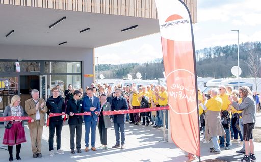 Vorschau Bild von Birgit und Harald Gebetsroither (1. und 2. v.l.)
sowie Prinz Emanuel von und zu Liechtenstein (Mitte) eröffneten mit
Ehrengästen von Land, Region und Tourismus das neue Vulkanland
Camping Resort Riegersburg