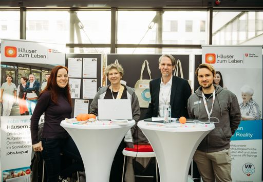 Vorschau Bild von Ein Team an Expert*innen der Häuser zum Leben stand
den teilnehmenden Teams als Mentor*innen mit Hintergrundwissen und
für Fragen während des Hackathons zur Verfügung. v.l.n.r.: Karin
Eder (Abteilungsleiterin Pflegedienst), Robert Schwarz
(Abteilungsleiter IT), Ines Schaberreiter (Fachexpertin IT) und
Peter Klemenschits (Fachexperte Recruiting).