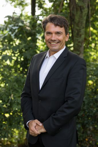  Die Artenvielfalt im „Wald der Ewigkeit“ Bisamberg
hat Harry Blümel, Sänger und Redner, zu einem Baumhoroskop
inspiriert. Die Schwerpunkte von Harry Blümel als Sänger und Redner
sind Tanzmusik und Abschiedsfeiern.