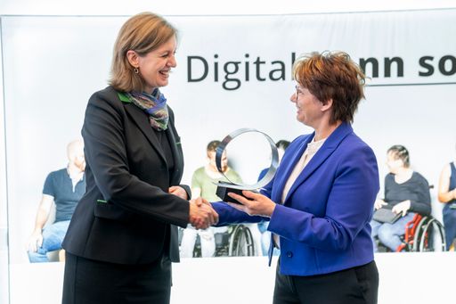 Vorschau Bild von (v.l.n.r.): Wirtschaftslandesrätin Barbara
Eibinger-Miedl & Walburga Fröhlich (CEO & Co-Founder von capito)