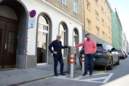 Davor Sertic (li.), Obmann der Sparte Transport und
Verkehr in der Wirtschaftskammer Wien, und Savas Yildirim,
Geschäftsführer der Stolex GmbH, in der Ladezone mit Ladesäule in
der Millergasse.