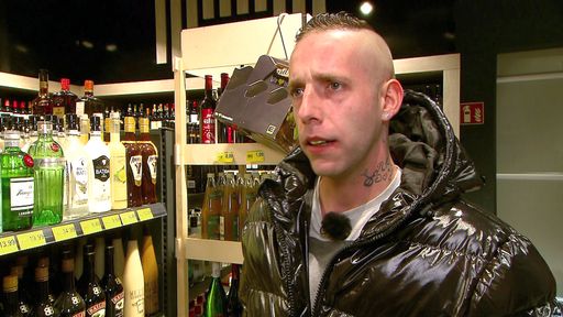  Chris (29) besorgt Alkohol für seine Party / Weiterer Text über
ots und www.presseportal.de/nr/6605 / Die Verwendung dieses Bildes
für redaktionelle Zwecke ist unter Beachtung aller mitgeteilten
Nutzungsbedingungen zulässig und dann auch honorarfrei.
Veröffentlichung ausschließlich mit Bildrechte-Hinweis.