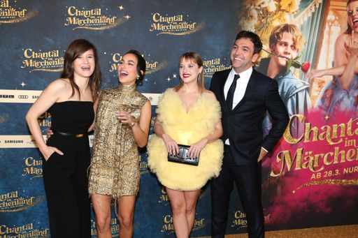 Lena Schömann, Gizem Emre, Jella Haase und Bora Dagtekin auf der
Weltpremiere zu CHANTAL IM MÄRCHENLAND in München. / Weiterer Text
über ots und www.presseportal.de/nr/12946 / Die Verwendung dieses
Bildes für redaktionelle Zwecke ist unter Beachtung aller
mitgeteilten Nutzungsbedingungen zulässig und dann auch honorarfrei.
Veröffentlichung ausschließlich mit Bildrechte-Hinweis.