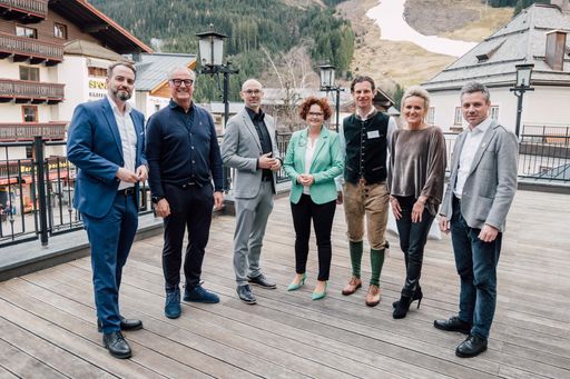 Podiumsgäste mit Alexandra Meissnitzer, Michael
Baminger (CEO Salzburg AG) und Tobias Wiener (CEO one2zero)