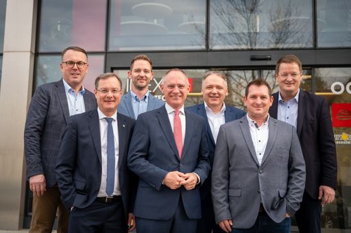  Bildnachweis: ©ÖVP Ried Bildtext Foto: Besichtigten
die Firma Infotech (von links nach rechts): LAbg. Günther Lengauer,
Bgm. Bernhard Zwielehner, Ing. Martin Mallinger, MSc (Infotech),
Bundesminister für Inneres Gerhard Karner, Ing. Hans Kühberger
(Infotech), Stefan Kitzmantl (Infotech), NR Manfred Hofinger.