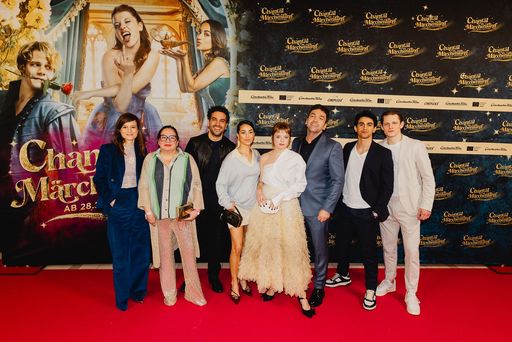 Produzentin Lena Schömann, Maria Happel, Elyas M’Barek, Gizem
Emre, Jella Haase, Regisseur und Drehbuchautor Bora Dagtekin, Mido
Kotaini und Max von der Groeben sorgten für Staraufgebot am Red
Carpet.