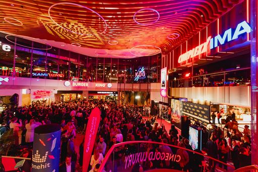 Vorschau Bild von Rund 950 Gäste konnten die Premiere in acht Sälen des Cineplexx
Westfield SCS live miterleben.