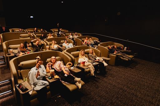 Vorschau Bild von Auch in den luxuriösen Suiten des Cineplexx Westfield SCS war die
Begeisterung über die Österreich-Premiere groß.