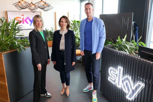  https://www.apa-fotoservice.at/galerie/36158 v.l.n.r.: Constanze
Weiss, Sky Moderatorin; Karoline Edtstadler, Ministerin für EU und
Verfassung; Marc Janko, Sky Experte