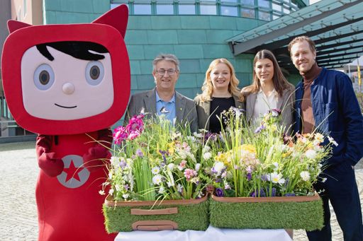 Kreativ-Tonie, "BeeWild"-Initiator Manfred
Hohensinner, Frutura Geschäftsführerin Katrin Hohensinner-Häupl,
Bio-Landwirtin Vittoria Ferragamo, F1-Weltmeister Sebastian Vettel
(v.l.)