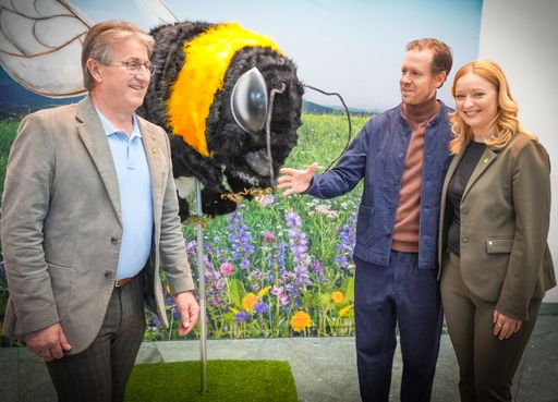 Vorschau Bild von "BeeWild"-Initiator Manfred Hohensinner,
F1-Weltmeister Sebastian Vettel, Frutura Geschäftsführerin Katrin
Hohensinner-Häupl (v.l.)
