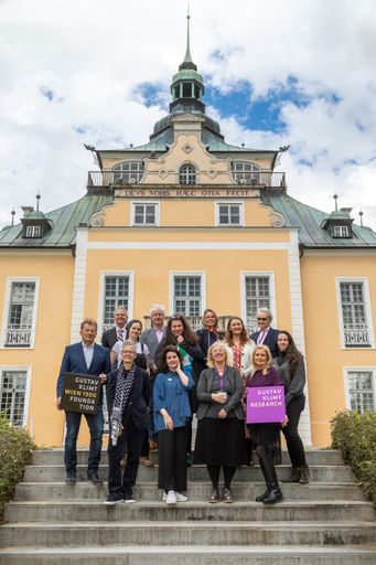  Die Vortragenden des 2. internationalen Gustav
Klimt-Symposiums vor der Villa Toscana in Gmunden am Traunsee