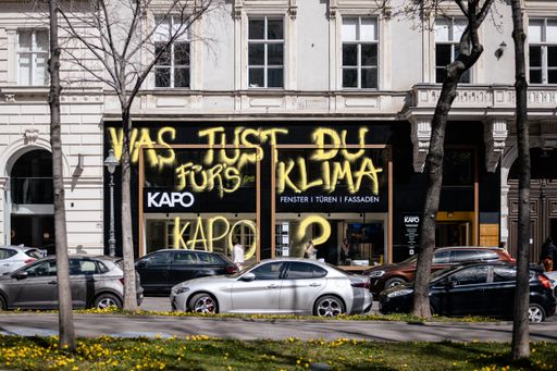 Vorschau Bild von KAPO Showroom in Wien mit dem Aktionsspruch "Was
tust du für's Klima, KAPO?"