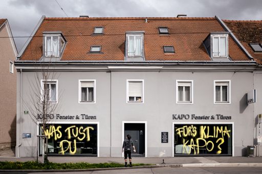 Vorschau Bild von KAPO Showroom in Graz mit dem Aktionsspruch "Was
tust du für's Klima, KAPO?"