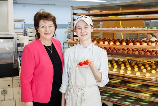 Der Lehrberuf Chocolatier/Chocolatière wurde am 1. August 2021
eingeführt. Mit bereits sechs Wiener Lehrlingen ist die Nachfrage
nach dieser Ausbildung hoch.